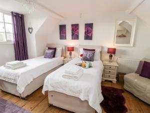 une chambre avec deux lits et un canapé dans l'établissement Dove Cottage, à Pickering