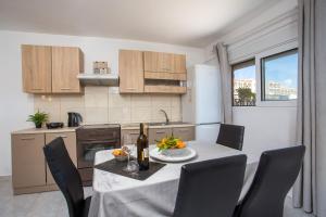 une cuisine avec une table avec une bouteille de vin dans l'établissement LA Casa Di Lusso N4 - Adults Only, à Kolimbia