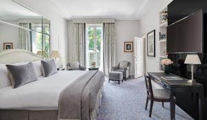 a hotel room with a bed and a desk at InterContinental Paris Le Grand by IHG in Paris +37 photos