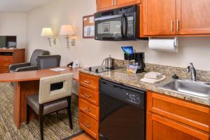 Nhà bếp/bếp nhỏ tại Candlewood Suites Abilene, an IHG Hotel