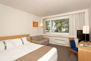 Postel nebo postele na pokoji v ubytování Holiday Inn Lille Ouest Englos by IHG