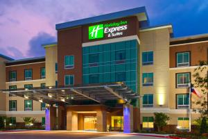 un hotel con un cartel en la parte delantera de un edificio en Holiday Inn Express & Suites Houston S - Medical Ctr Area, an IHG Hotel, en Houston