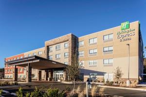 una imagen de la parte delantera de un edificio hospitalario en Holiday Inn Express & Suites - Wilmington West - Medical Park, an IHG Hotel, en Wilmington