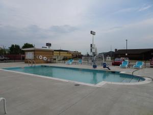 una piscina in un parcheggio con sedie di Holiday Inn - Jonesboro, an IHG Hotel a Jonesboro