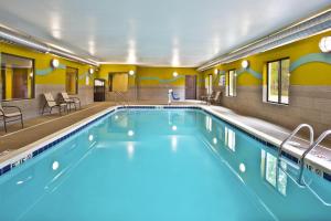 una piscina en las suites del hotel exprés de la posada en Holiday Inn Express Hastings, an IHG Hotel, en Hastings