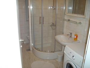 een badkamer met een douche en een wastafel bij Apartments Villa Kosović in Dubrovnik +25 foto's