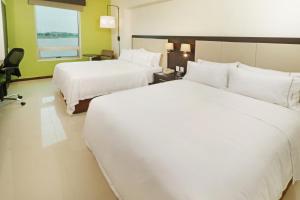 Ένα ή περισσότερα κρεβάτια σε δωμάτιο στο Holiday Inn Express - Tuxpan by IHG