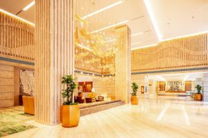 um lobby de um hotel com uma coluna grande em Holiday Inn Neijiang Riverside, an IHG Hotel em Neijiang