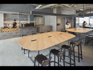 名古屋9h nine hours Nagoya station的带2张桌子和椅子的房间以及厨房