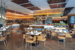 A restaurant or other place to eat at InterContinental Taiyuan, an IHG Hotel