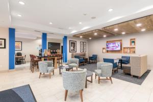 een wachtkamer in een ziekenhuis met stoelen en tafels bij Holiday Inn Express Hotel & Suites Lagrange I-85, an IHG Hotel in LaGrange