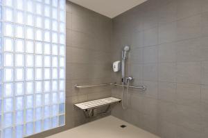 Bilik mandi di Holiday Inn Express Hong Kong Mongkok by IHG