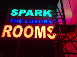 un cartel de neón que dice que encienda las habitaciones de lujo en HOTEL SPARK RESIDENCY, en Chennai