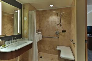 InterContinental At Doral Miami by IHG的一间浴室