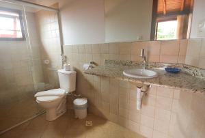 Concha Tropical Flat في إيتاكاري: حمام مع مرحاض ومغسلة