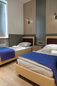 Zimmer mit 2 Betten in einem Zimmer in der Unterkunft Hotel IRIS in Taschkent
