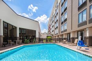 Bazén v ubytování Holiday Inn Houston SW-Near Sugar Land, an IHG Hotel nebo v jeho okolí