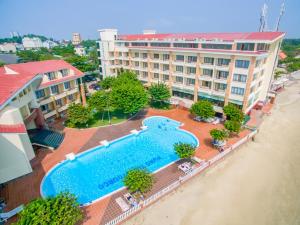 eine Luftansicht eines Hotels mit großem Pool in der Unterkunft Vung Tau Intourco Resort in Vũng Tàu