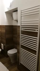 een badkamer met een toilet en een wastafel bij EApartmentsfoligno in Foligno