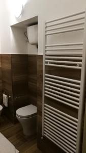 łazienka z toaletą i umywalką w obiekcie EApartmentsfoligno w mieście Foligno