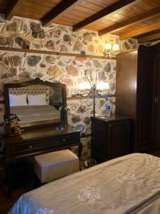 een slaapkamer met een bed, een dressoir en een bureau bij Harmony Butik Otel in Alanya