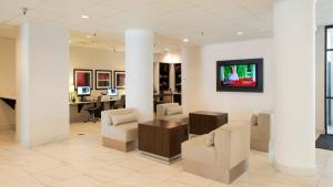 hol z krzesłami i telewizorem na ścianie w obiekcie Holiday Inn Houston S - NRG Area - Med Ctr, an IHG Hotel w mieście Houston