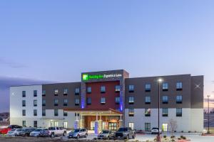 Kearney的住宿－Holiday Inn Express & Suites Kearney, an IHG Hotel，把汽车停在停车场的酒店 ⁇ 染成 ⁇ 形