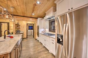 Una cocina o kitchenette en Outdoor Paradise with Hot Tub, Firepit, BBQ and More!