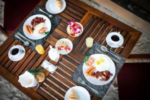 uma mesa de madeira com pratos de comida para o pequeno-almoço em Peninsula Beach Resort em Ko Chang