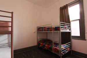 Palanda nebo palandy na pokoji v ubytování Haus Accommodation - note - Valid passport required to check-in