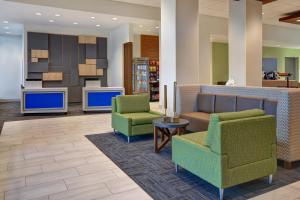 um átrio com duas cadeiras e um sofá em Holiday Inn Express & Suites - Galveston Beach, an IHG Hotel em Galveston