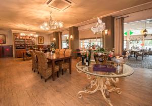 - une salle à manger avec une table et des chaises dans l'établissement Fletcher Hotel Apeldoorn, à Apeldoorn