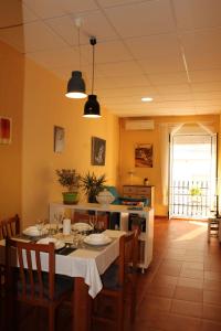 una cucina e una sala da pranzo con tavolo e sedie di Apt ideal para familias cerca del mar a L'Ampolla