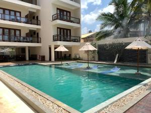 Bazén v ubytování Sapphire Seas Beachfront Hotel nebo v jeho okolí