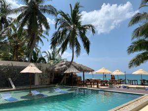 Bazén v ubytování Sapphire Seas Beachfront Hotel nebo v jeho okolí