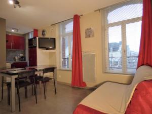 Un dormitorio con una cama y una mesa y sillas. en Appart 4-6 pers Berck-Plage Hyper-centre, en Berck-sur-Mer