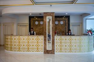 Lobi atau kawasan kaunter penerimaan di Piano Hotel Baku