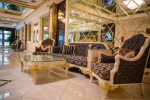un vestíbulo con sofás y una mesa en un edificio en Piano Hotel Baku, en Baku