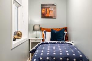 a bedroom with a bed with blue and white pillows at Keyser Apartments 6 in Bergen