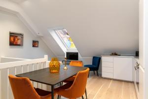 een keuken en eetkamer met een tafel en stoelen bij Keyser Apartments 6 in Bergen