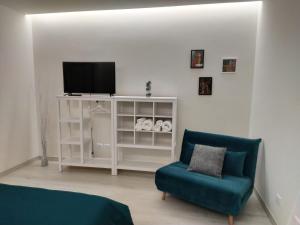 A television and/or entertainment centre at Villa Joy - Iconic Heritage Rooms