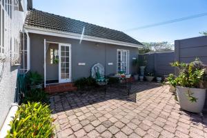 ein kleines Haus mit einer Terrasse davor in der Unterkunft brookdale house in Kapstadt