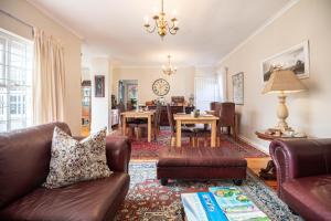 een woonkamer met een bank en een tafel bij brookdale house in Kaapstad