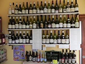 Ein Stapel Weinflaschen hängt an einer Wand in der Unterkunft Aux Mésanges in Labergement-Foigney