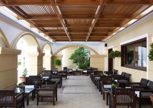 Mitsis Grand Hotel tesisinde bir restoran veya yemek mekanı