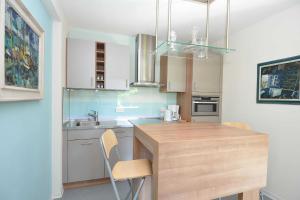 une cuisine avec un comptoir en bois dans une pièce dans l'établissement Landhaus Gernitz - Ferienwohnung Malerwinkel, à Seedorf 10 autres photos