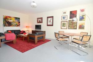 a living room with a couch and a table and chairs at Landhaus Gernitz - Ferienwohnung Malerwinkel in Sandort