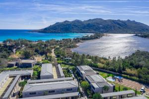 Vue aérienne d'une ville et d'une masse d'eau dans l'établissement Costa Nera Beach House, à Porto-Vecchio