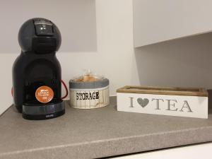 a bottle of coffee and a box of tea on a counter at Apartamento Morisco in Toledo