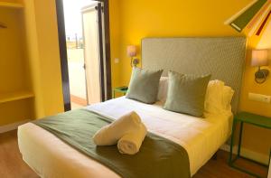 Postel nebo postele na pokoji v ubytování Ritual Sevilla Suites Centro